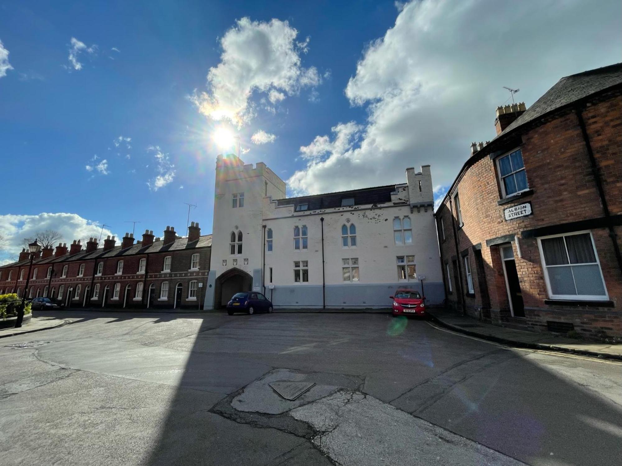 Chester Stays - Best Value Apartment With Free Parking In The Heart Of Chester Buitenkant foto